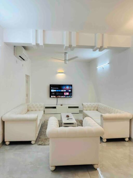 White House Sky View Theatre Villa In Gachibowli Kültér fotó